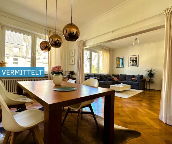 Oberkassel! Großzügige 2,5 Zimmer Altbauwohnung mit 2 Balkonen und großer Wohnküche