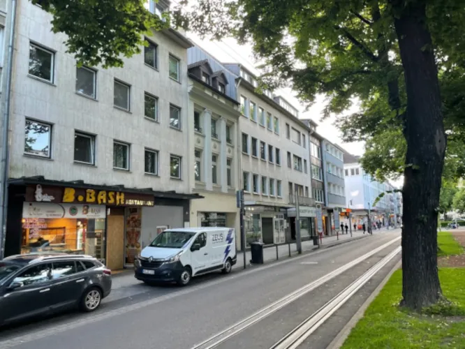 Sehr gepflegtes Wohn- und Geschäftshaus mit 4 großzügigen Wohnungen und einem Ladenlokal in zentraler Innenstadtlage von Krefeld.