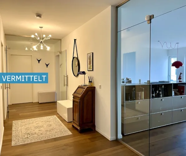 Aufzug in die Wohnung – Großzügige 3 Zimmer Wohnung mit 2 Balkonen und Einbauküche!