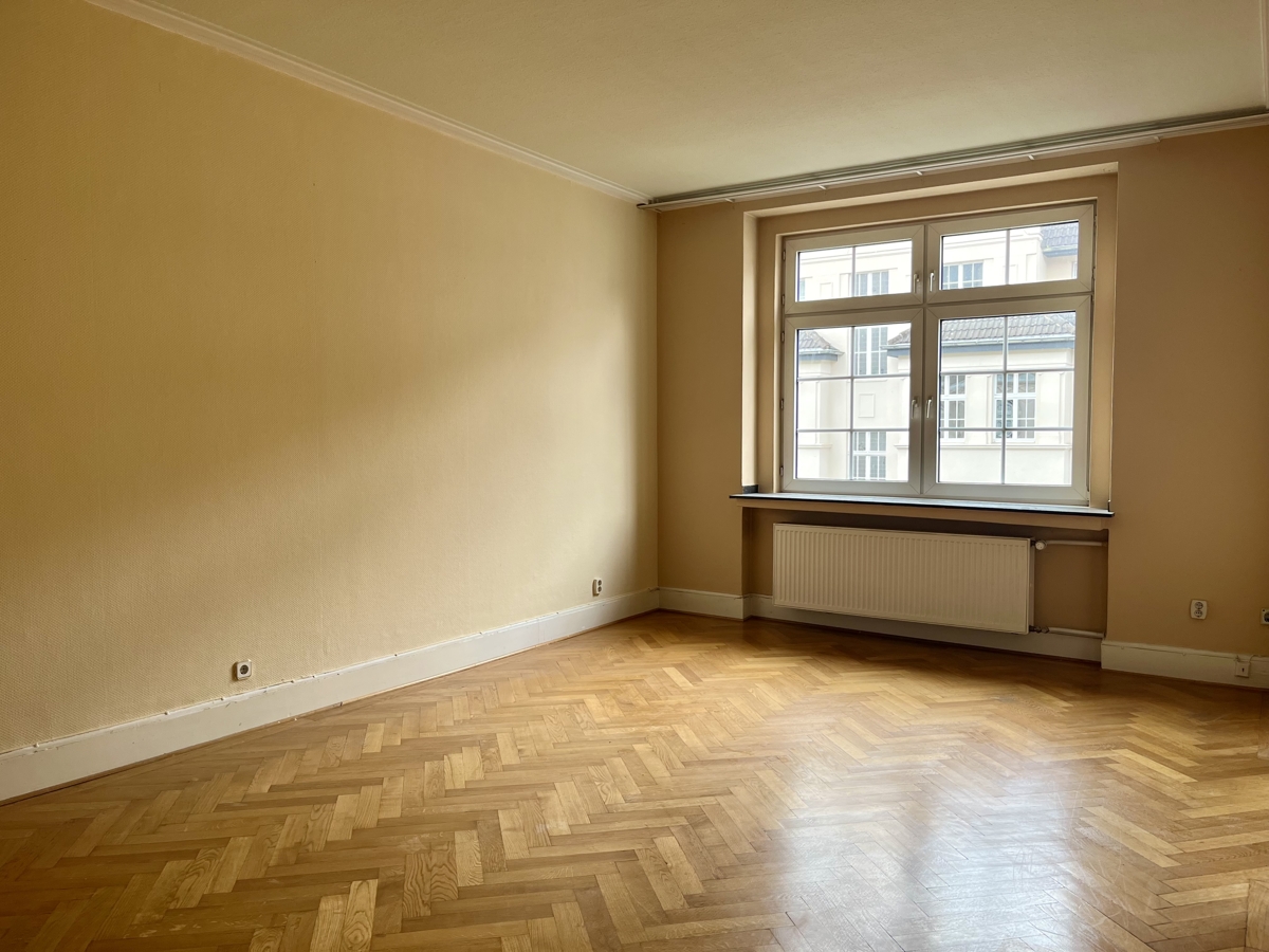Oberkassel! Großzügige 2,5 Zimmer Altbauwohnung mit 2 Balkonen und großer Wohnküche