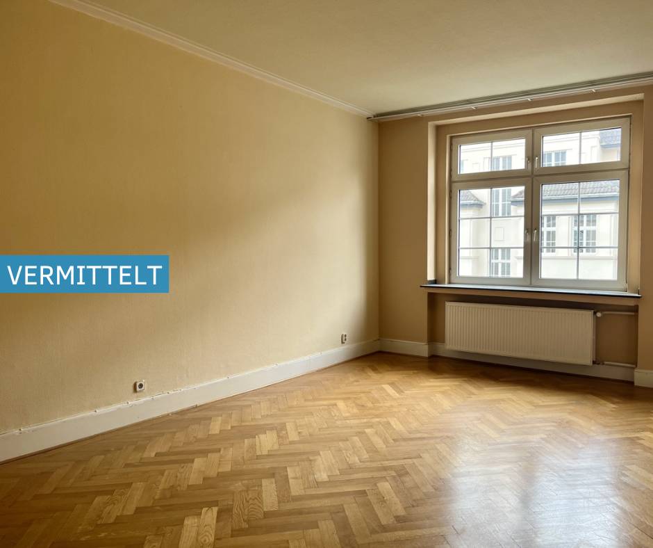 Oberkassel! Großzügige 2,5 Zimmer Altbauwohnung mit 2 Balkonen und großer Wohnküche