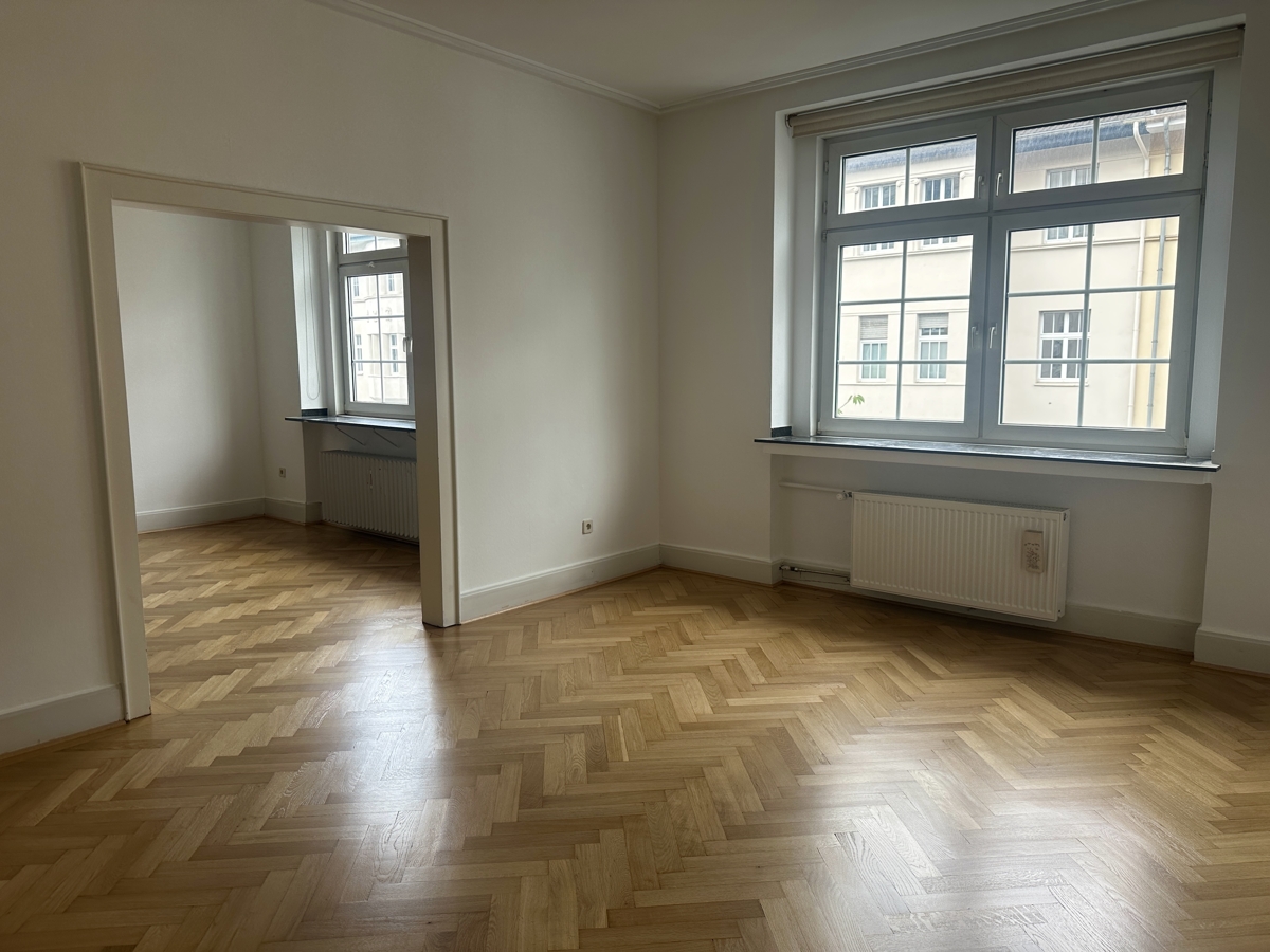 Charmante Altbauwohnung in D-Oberkassel mit 2 Balkonen