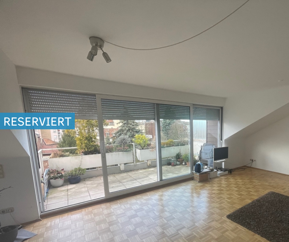 Helle und freundliche Dachgeschoßwohnung mit Sonnenbalkon im Herzen von Benrath